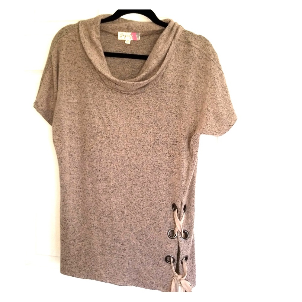 Short sleeved shirt.